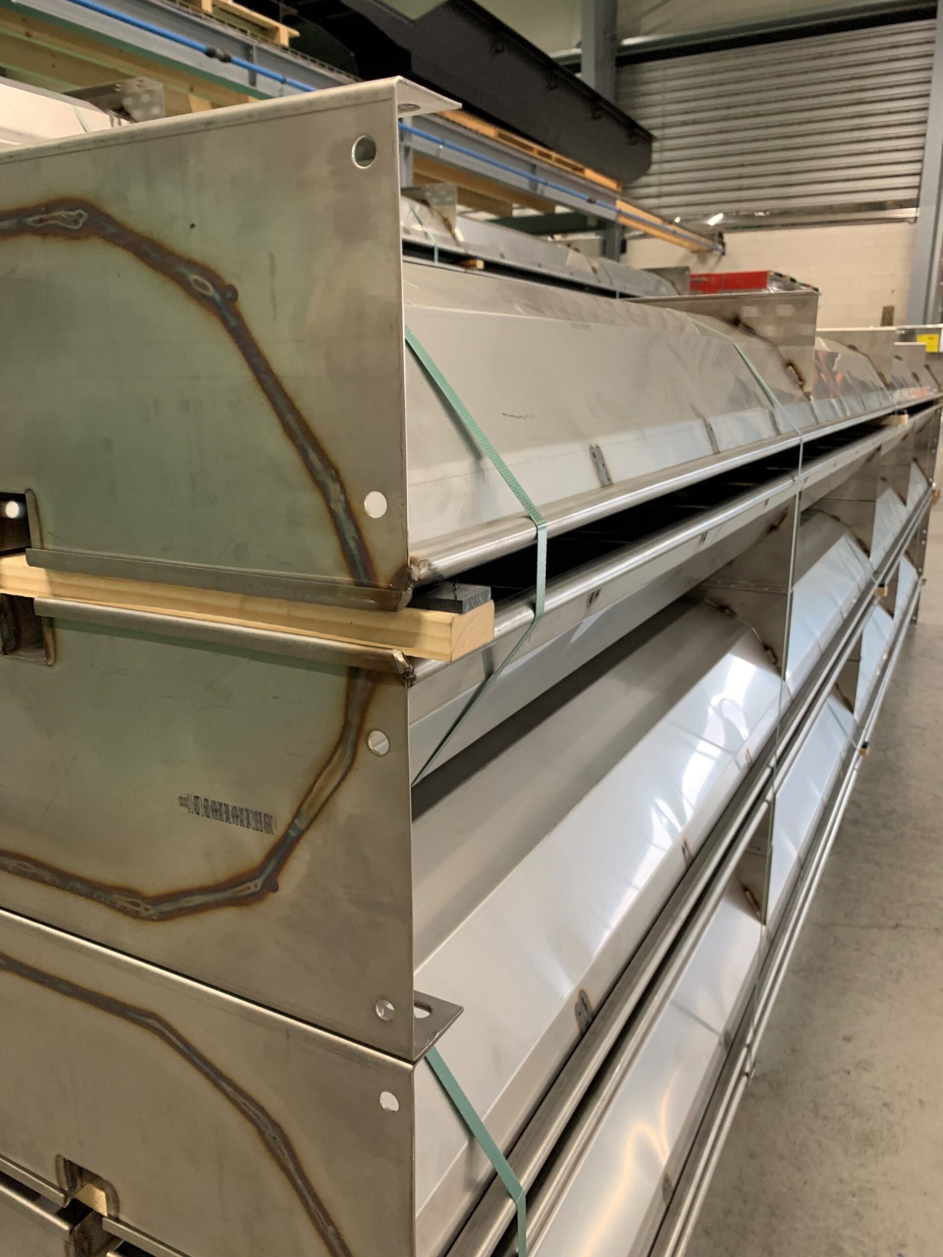 To stablede svinetrug med kantbånd Detalje af svinetrog klar til kunden