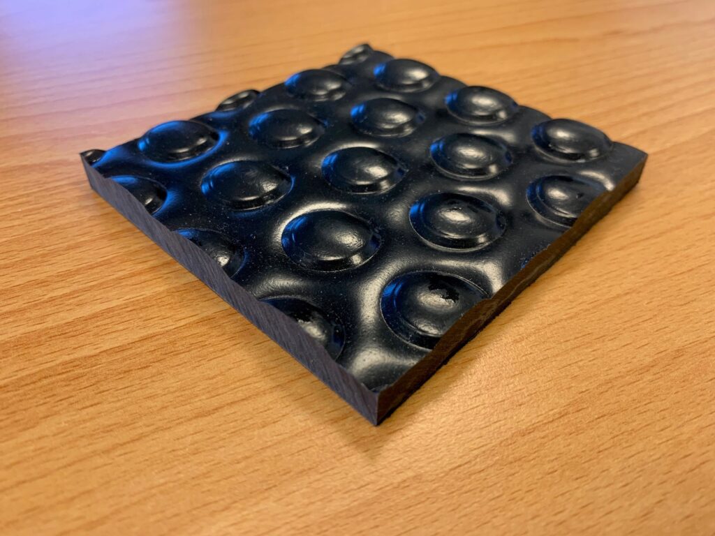 Plastplade til under svinets foderskål