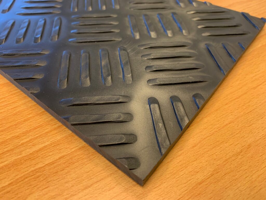 Plastplade til under svinets foderskål